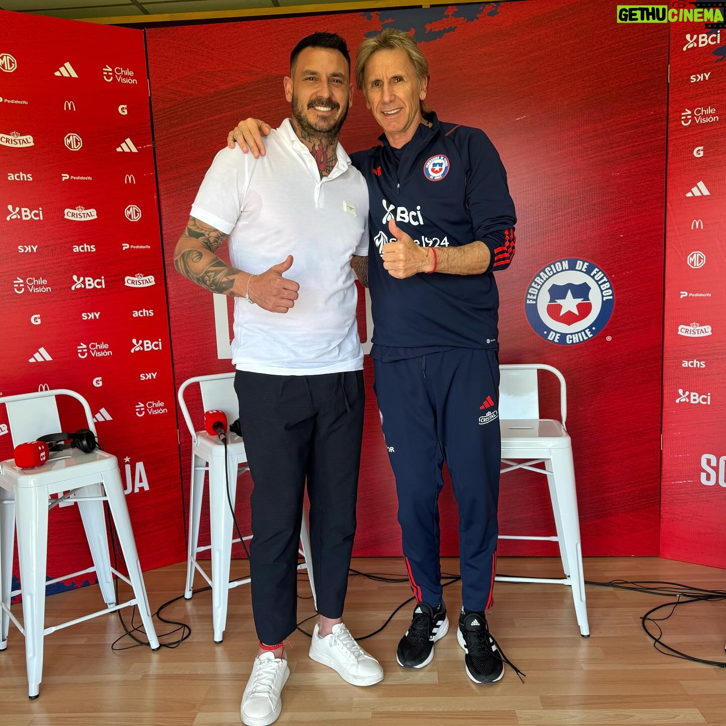 Mauricio Pinilla - 3 Likes - Exito profesor háganos felices 🇨🇱