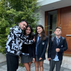 Mauricio Pinilla Instagram - Que tengan un gran año mis bebes 🤩❤️ @agustinapinillag @mauripinilla14 @matilda.pinillaa