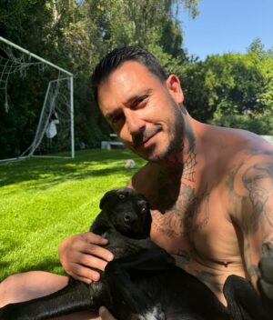 Mauricio Pinilla Instagram - Esta pequeña fue encontrada con sus cachorros calcinados en viña del mar y hemos decidido adoptarla se llama Roma y ya es parte de la familia ! #adopta