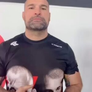 Maurício Rua Instagram - Old school vs new school 😂😂😂
@andredida @wandfc @brunoblindado @brendson_ribeiro @kingsmma_hb