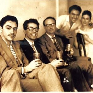 Mauricio de Sousa Instagram - Encontro de desenhistas no meu apartamento no tempo em que eu lançava as revistas Bidu e ZásTraz.pela editora Continental. Início dos anos 60. - na foto, da esquerda para a direita, Waldyr Igayara de Souza ( desenhava Disney ), Lyrio Aragäo Dias. Desenhava histórias de terror e policiais. Gedeone Malagola, desenhava de tudo. No cantinho à direita eu e minha primeira esposa, Marilene Spada. Casados havia pouco tempo.