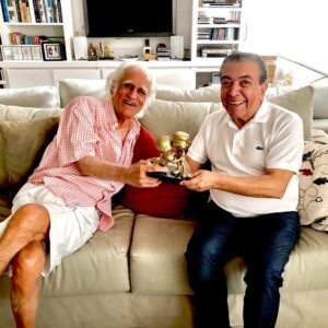 Mauricio de Sousa Instagram - Que tristeza! Não tenho palavras. Perdi mais que um grande amigo. Perdi um irmão. Das letras, dos traços e da vida! Mas ele estará sempre aqui em meu coração. E nos corações de milhões de brasileiros maluquinhos, de todas as idades, que seguirão apaixonados por sua obra. Viva, Ziraldo!