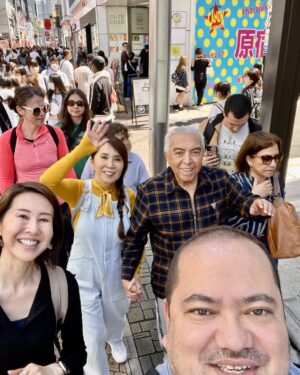 Mauricio de Sousa Instagram - Na viela lotada - Harajuku, Tokyo, a jornalista Silvia, Alice, eu e Ricardo Okino em primeiro plano.