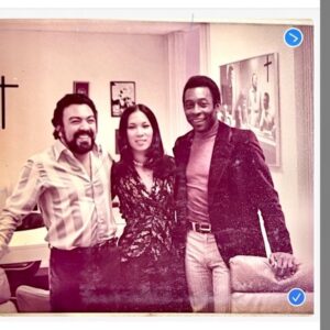 Mauricio de Sousa Instagram - Anos 70. Pelé joga no Cosmos New York. Vou até lá, junto com Alice, para obter do campeão  a autorização para criar sua versão infantil: o Pelezinho nos quadrinhos. Consigo… e o Pelezinho vira um sucesso inesquecível.