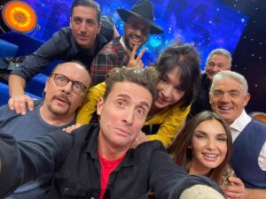 Maurizio Casagrande Instagram - Ma secondo voi, stasera, ce n’è uno normale?
Dite voi…🤪
.
.
@pintus21may @guetta_nathalie @jonathankash @elettralamborghini @marcellosacchetta @francescopaolantoni @biagio_izzo_official @stefanodemartino @maurizio_casagrande 

#staseratuttoèpossibile #rai2 #risate