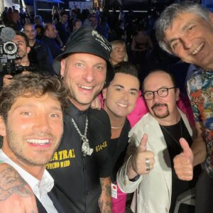 Maurizio Casagrande Instagram - Cartoline dalla mia città. 
Quello bello sono io 😊
Alla grande serata dell’amico @gigidalessioreal 💙