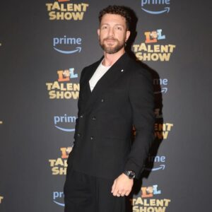 Maurizio Merluzzo Instagram - LOL Talent Show party!

Ho provato a non ridere e come vedete ci sono ruscito! 

Nelle foto potete vedere la mia compagna di vita, il mio socio di lavoro e l'uomo per cui farei follie!

Secondo voi in che stagione mi faranno partecipare? 🤣

#primevideocreator #Loltalentshow