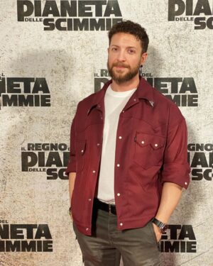 Maurizio Merluzzo Instagram - Ancora rosico che l’anteprima del film “Il Regno del Pianeta delle Scimmie non sia stata chiamata “Anteprimati”, ma li perdono…

Vi piacciamo selvaggi? Ambra sembra che stia per svegliarmi perché ci sono le gocciole 🍪

@20thcenturyit

#IlRegnoDelPianetaDelleScimmie #invitedby

Outfit Ambra: @gaelle_paris @uniqueitaliapressoffice
Outfit Maurizio: @levis @intimissimiuomo
Stylist: @nadia.baiardi