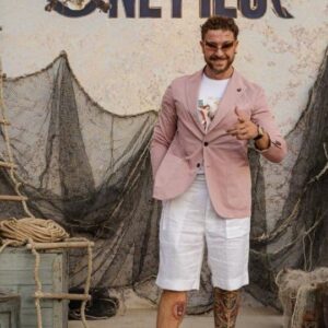 Maurizio Merluzzo Instagram - Finalmente il Live Action di One Piece è su @netflixit e l'altra sera ho avuto l'onore di presentare l'anteprima delle due puntate ai Bagni Misteriosi di Milano!

Durante la serata ho addirittura ricevuto un saluto da maestro Oda in persona! 🥺

Mi avete riconosciuto nel doppiaggio di Mihawk?

#OnePiece #OnePieceNetflix