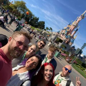 Maurizio Merluzzo Instagram - La gioia di incontrare Capitan Libeccio è stata incontenibile!

Esperienza incredibile la mia prima volta a Disneyland Paris! Un sacco di bella gente e bella compagnia, grazie a Disney per questa avventura!

Sono stato felice come un bimbo!

@disneyplusit @disneyit

I divini abiti d'oro sono di @collinimilano 
Stylist @nadia.baiardi 

#invitedby #disney