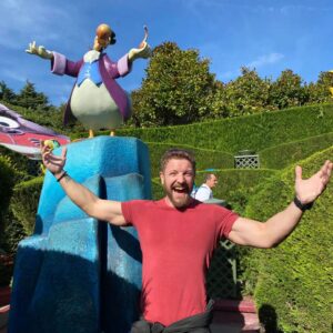 Maurizio Merluzzo Instagram - La gioia di incontrare Capitan Libeccio è stata incontenibile!

Esperienza incredibile la mia prima volta a Disneyland Paris! Un sacco di bella gente e bella compagnia, grazie a Disney per questa avventura!

Sono stato felice come un bimbo!

@disneyplusit @disneyit

I divini abiti d'oro sono di @collinimilano 
Stylist @nadia.baiardi 

#invitedby #disney