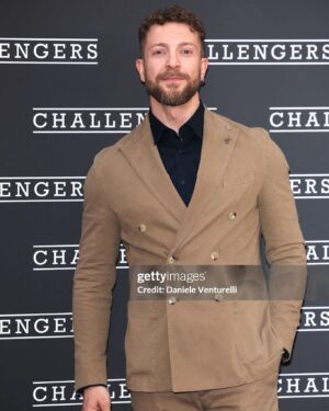 Maurizio Merluzzo Instagram - L'altra sera ho avuto l'immenso onore di essere presente all'anteprima di "Challengers" il nuovo film di Luca Guadagnino, che vi consiglio di andare a vedere al cinema,  soprattutto se amate lo sport e la competizione!

Ho anche avuto l'onore e il piacere di incontrare @ghali e il me del futuro @giuseppefiorello !

L'arrivo di Zendaya tra l'altro ha minato l'autostima di ogni essere umano presente dato che fluttuava come una dea!

Stylist @nadia.baiardi 
Abito @paoloniofficial 
Ph @danieleventurelliphoto @vittoriozuninocelotto 

#challengers #cinema