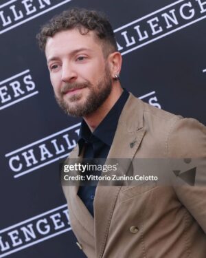 Maurizio Merluzzo Instagram - L'altra sera ho avuto l'immenso onore di essere presente all'anteprima di "Challengers" il nuovo film di Luca Guadagnino, che vi consiglio di andare a vedere al cinema,  soprattutto se amate lo sport e la competizione!

Ho anche avuto l'onore e il piacere di incontrare @ghali e il me del futuro @giuseppefiorello !

L'arrivo di Zendaya tra l'altro ha minato l'autostima di ogni essere umano presente dato che fluttuava come una dea!

Stylist @nadia.baiardi 
Abito @paoloniofficial 
Ph @danieleventurelliphoto @vittoriozuninocelotto 

#challengers #cinema