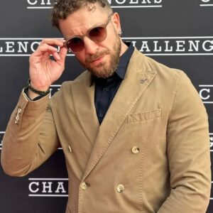 Maurizio Merluzzo Instagram - L'altra sera ho avuto l'immenso onore di essere presente all'anteprima di "Challengers" il nuovo film di Luca Guadagnino, che vi consiglio di andare a vedere al cinema,  soprattutto se amate lo sport e la competizione!

Ho anche avuto l'onore e il piacere di incontrare @ghali e il me del futuro @giuseppefiorello !

L'arrivo di Zendaya tra l'altro ha minato l'autostima di ogni essere umano presente dato che fluttuava come una dea!

Stylist @nadia.baiardi 
Abito @paoloniofficial 
Ph @danieleventurelliphoto @vittoriozuninocelotto 

#challengers #cinema