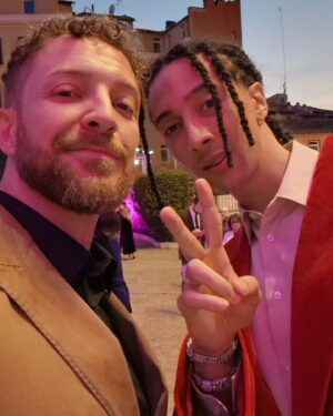 Maurizio Merluzzo Instagram - L'altra sera ho avuto l'immenso onore di essere presente all'anteprima di "Challengers" il nuovo film di Luca Guadagnino, che vi consiglio di andare a vedere al cinema,  soprattutto se amate lo sport e la competizione!

Ho anche avuto l'onore e il piacere di incontrare @ghali e il me del futuro @giuseppefiorello !

L'arrivo di Zendaya tra l'altro ha minato l'autostima di ogni essere umano presente dato che fluttuava come una dea!

Stylist @nadia.baiardi 
Abito @paoloniofficial 
Ph @danieleventurelliphoto @vittoriozuninocelotto 

#challengers #cinema