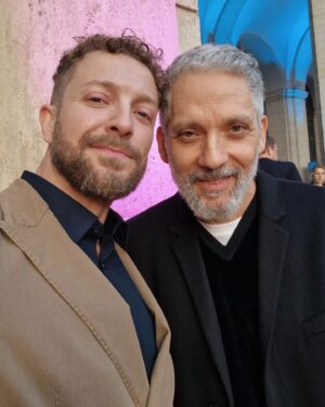 Maurizio Merluzzo Instagram - L'altra sera ho avuto l'immenso onore di essere presente all'anteprima di "Challengers" il nuovo film di Luca Guadagnino, che vi consiglio di andare a vedere al cinema,  soprattutto se amate lo sport e la competizione!

Ho anche avuto l'onore e il piacere di incontrare @ghali e il me del futuro @giuseppefiorello !

L'arrivo di Zendaya tra l'altro ha minato l'autostima di ogni essere umano presente dato che fluttuava come una dea!

Stylist @nadia.baiardi 
Abito @paoloniofficial 
Ph @danieleventurelliphoto @vittoriozuninocelotto 

#challengers #cinema