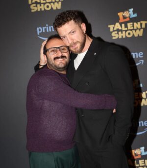 Maurizio Merluzzo Instagram - LOL Talent Show party!

Ho provato a non ridere e come vedete ci sono ruscito! 

Nelle foto potete vedere la mia compagna di vita, il mio socio di lavoro e l'uomo per cui farei follie!

Secondo voi in che stagione mi faranno partecipare? 🤣

#primevideocreator #Loltalentshow