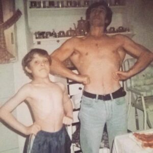 Maurizio Merluzzo Instagram - Auguri al mio supereroe preferito! Anche se non ha il costume e non ha il mantello (ma dalla foto si vede che ha le ali!)

Ci vorrebbero troppe parole per descrivere quanto ti devo, quindi ti dico solo GRAZIE PAPÀ! 💪🏻❤️