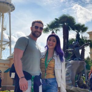 Maurizio Merluzzo Instagram - La gioia di incontrare Capitan Libeccio è stata incontenibile!

Esperienza incredibile la mia prima volta a Disneyland Paris! Un sacco di bella gente e bella compagnia, grazie a Disney per questa avventura!

Sono stato felice come un bimbo!

@disneyplusit @disneyit

I divini abiti d'oro sono di @collinimilano 
Stylist @nadia.baiardi 

#invitedby #disney