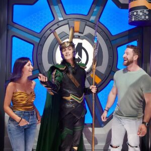 Maurizio Merluzzo Instagram - La gioia di incontrare Capitan Libeccio è stata incontenibile!

Esperienza incredibile la mia prima volta a Disneyland Paris! Un sacco di bella gente e bella compagnia, grazie a Disney per questa avventura!

Sono stato felice come un bimbo!

@disneyplusit @disneyit

I divini abiti d'oro sono di @collinimilano 
Stylist @nadia.baiardi 

#invitedby #disney