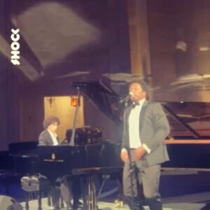Mauro Castillo Instagram - El músico colombiano @maurocastillomc, reconocido como uno de los afrolatinos más influyentes del año en Estados Unidos, debutó anoche en Broadway al interpretar con el reconocido pianista chino Lang Lang 'We Don't Talk About Bruno', tema de la película ganadora al Premio Oscar 'Encanto' y 'El Alboroto', currulao con el que ganó hace unos años el festival Petronio Álvarez.
.
El espectáculo se realizó en Cipriani 25 de Broadway en Nueva York. Más información en www.shock.co
.
Sigan a @shock para más contenido musical y de cultura pop
.
#LangLang #Broadway #NewYork #USA #Theatre #MauroCastillo #Currulao #PetronioAlvarez #Pacifico #Afrolatin #Afro #Colombia #Colombian #Encanto #Wedonttalkaboutbruno #AcademyAwards