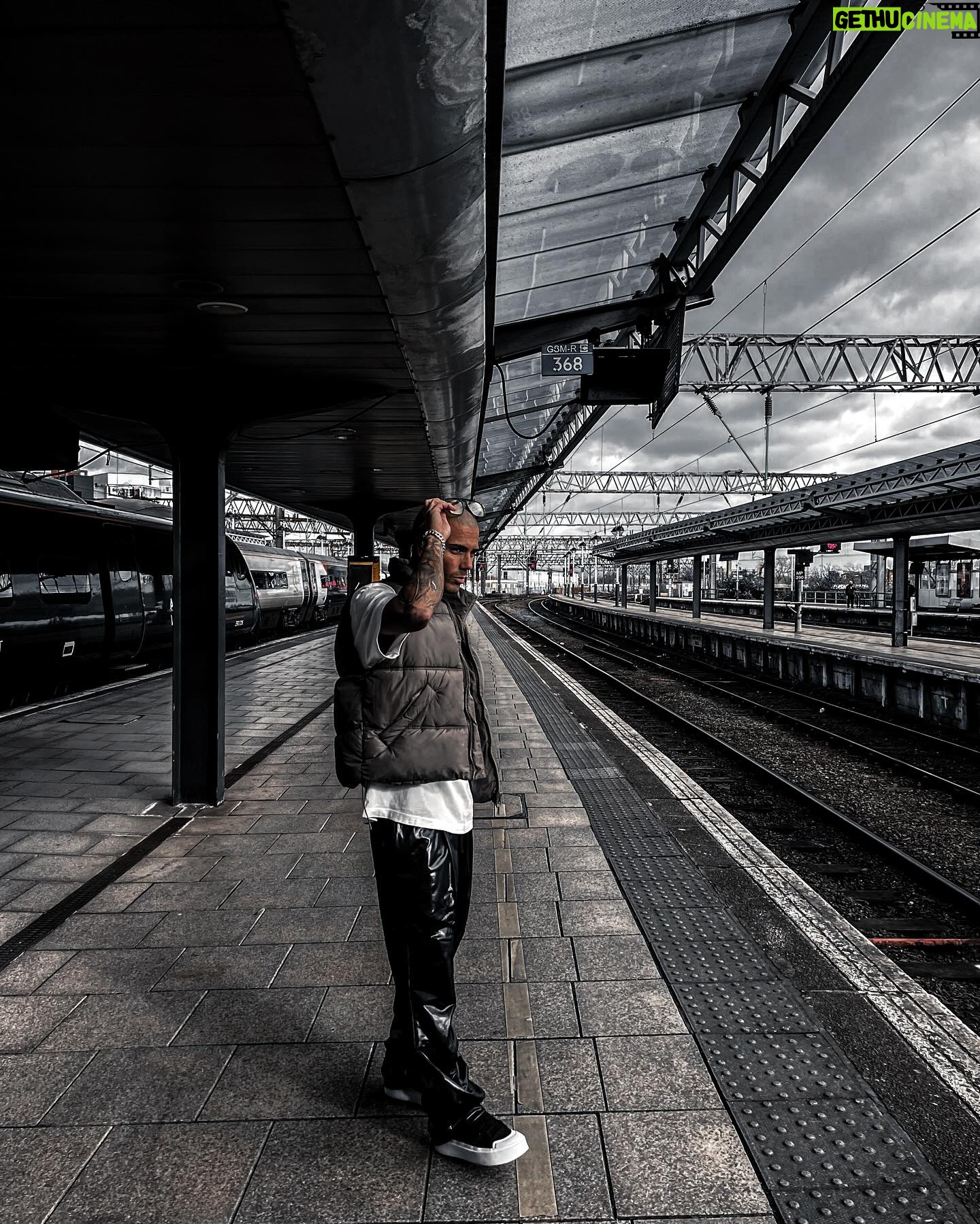 Max George - 3 Likes - Waitin at the station💨