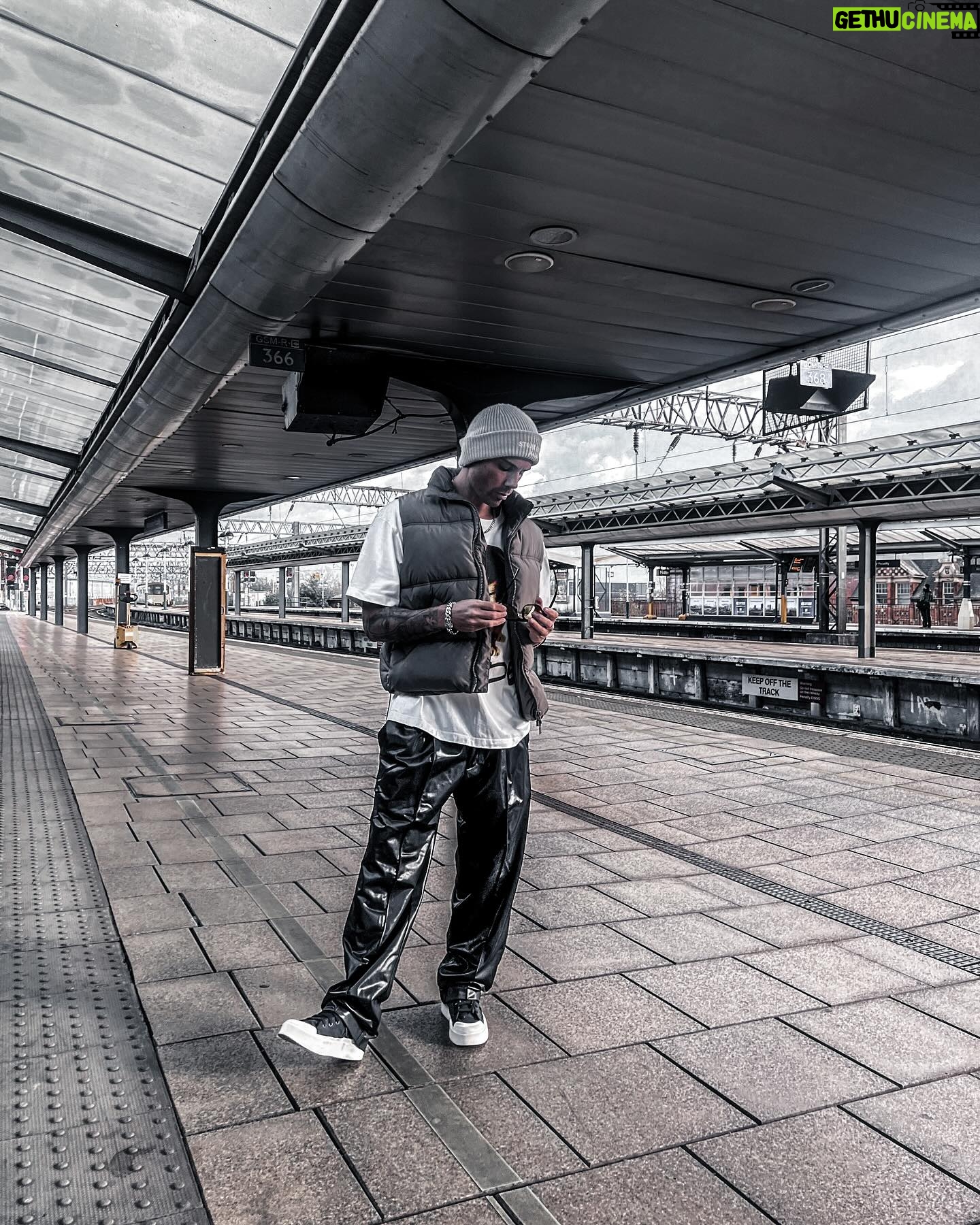 Max George - 3 Likes - Waitin at the station💨
