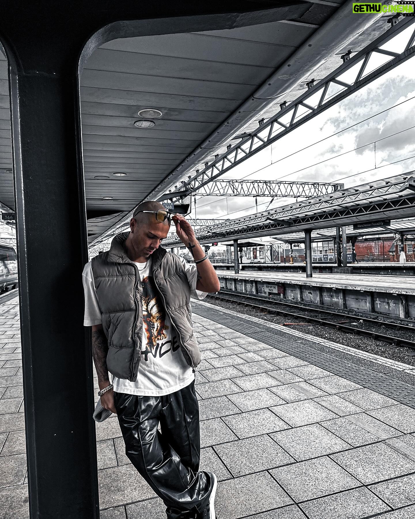 Max George - 3 Likes - Waitin at the station💨