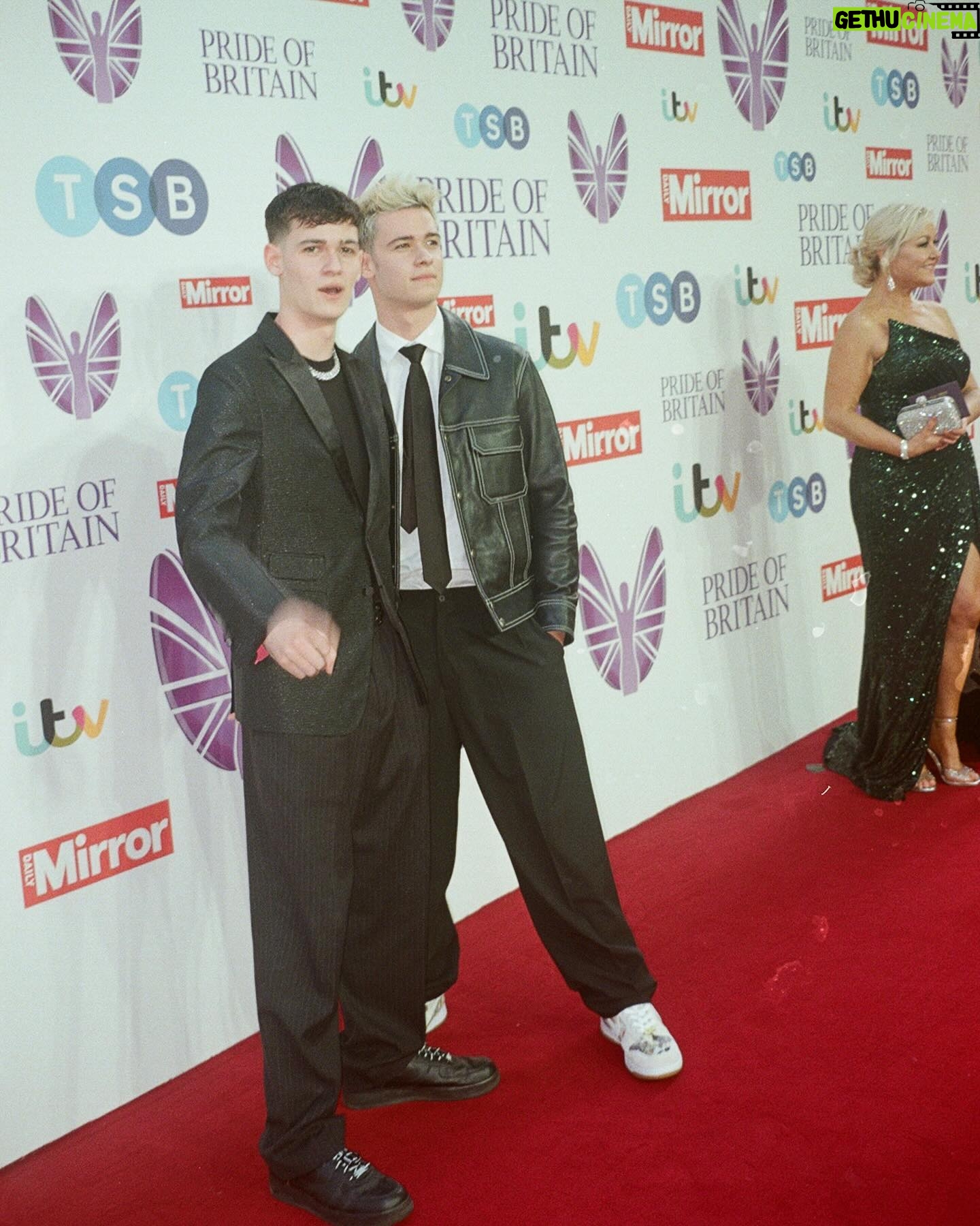 Max Mills - 3.8K Likes - And here are some of my favourite moments from the second half of this year…
1. Never being ready for pictures on red carpets
2. Ruining @hannaahsmith’s wedding
3. Coming out of performance hibernation just for some northerners
4. THE KOALA (not a good decision)
5. Premiere with Tilly and Ellen
6. Me winning Formula 1 in Spa
7. Another premiere but with man lyke Iz
8. Hiking to see the Hollywood sign with Dob (and @georgiafowkes and @wardalejack
9. Speed boating gone wrong
Now all that’s left is my birthday 🗿
Just wanted to say thanks to you guys for baring with us this year as everything has been a lot more behind the scenes than it used to be, unfortunately we’re still gonna be working on the music for a while but promise plenty of content for your eyeballs next year so watch out for that (if this ages poorly blame Harvey)
Hope you all have a sick 2024 love you all ❤️
🦧