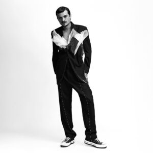 Max Petterson Instagram - Um look básico para comprar um pão ali na esquina. 🙇🏻‍♂️
Merci beaucoup à tous! 
Look: @stevenpassaro
Styling: @boudayluca 
Photo: @jrfranch