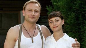 Max Riemelt Instagram - „Bonn“ heißt die Miniserie, für die Max Riemelt zurzeit als „Wolfgang Berns“ in einer der Hauptrollen vorder Kamera steht. Die Dreharbeiten begannen schon im März in Tschechien. Nun dreht das Team rundum Regisseurin Claudia Garde bis Mitte Juli auch einige Sequenzen für die sechs Episoden der Miniserie in Bonn, Köln, Euskirchen, Bad Godesberg und Leutesdorf.

„Bonn“ (Buch: Claudia Garde, Martina Rehbock, Peter Furrer) erzählt die Geschichte der 20-jährigen „Toni Schmidt“ (Mercdes Müller). Im Jahr 1954 kehrt sie nach einem Sprachenaufenthalt in London zurück nach Bonn. Keine zehn Jahre nach Kriegsende hat sich ihre Familie hier in scheinbarer Idylle eingerichtet. Tonis Vater Gerd (Juergen Maurer) ist ein erfolgreicher Bauunternehmer. Die Familie genießt den neuen Wohlstand zwischen Kühlschrank und Fernsehapparat zu Zeiten des deutschen Wirtschaftswunders. Doch Toni will mehr: Sie bekommt eine Stelle als Fremdsprachensekretärin bei der „Organisation Gehlen“, der Vorläufer-Organisation des heutigen Bundesnachrichtendienstes (BND). 

Otto John (Sebastian Blomberg), der als Leiter des Bundesverfassungsschutzes untergetauchte Kriegsverbrecher aufspürt, wird auf Toni aufmerksam. John ist überzeugt, dass Tonis Chef Reinhard Gehlen (Martin Wuttke) Altnazis unterstützt und seine Arbeit massiv behindert. Kurzentschlossen setzt John seinen besten Mitarbeiter, Wolfgang Berns (Max Riemelt), auf Toni an, um sie als Doppelagentin für seinen Nachrichtendienst anzuwerben. Die ambitionierte junge Frau gerät zwischen die Fronten der Geheimdienste. Sie stößt nicht nur auf skrupellose Machenschaften und dunkle Geheimnisse, sie kommt auch Wolfgang emotional immer näher. Doch wem kann sie wirklich vertrauen?

„Bonn“ wird von Odeon Film und Wilma Film für den Fernsehsender Das Erste produziert.