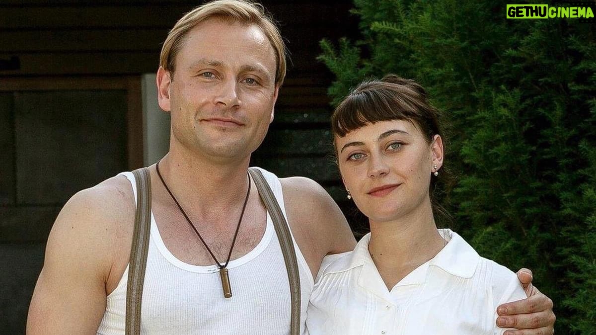 Max Riemelt - 28.1K Likes - „Bonn“ heißt die Miniserie, für die Max Riemelt zurzeit als „Wolfgang Berns“ in einer der Hauptrollen vorder Kamera steht. Die Dreharbeiten begannen schon im März in Tschechien. Nun dreht das Team rundum Regisseurin Claudia Garde bis Mitte Juli auch einige Sequenzen für die sechs Episoden der Miniserie in Bonn, Köln, Euskirchen, Bad Godesberg und Leutesdorf.
„Bonn“ (Buch: Claudia Garde, Martina Rehbock, Peter Furrer) erzählt die Geschichte der 20-jährigen „Toni Schmidt“ (Mercdes Müller). Im Jahr 1954 kehrt sie nach einem Sprachenaufenthalt in London zurück nach Bonn. Keine zehn Jahre nach Kriegsende hat sich ihre Familie hier in scheinbarer Idylle eingerichtet. Tonis Vater Gerd (Juergen Maurer) ist ein erfolgreicher Bauunternehmer. Die Familie genießt den neuen Wohlstand zwischen Kühlschrank und Fernsehapparat zu Zeiten des deutschen Wirtschaftswunders. Doch Toni will mehr: Sie bekommt eine Stelle als Fremdsprachensekretärin bei der „Organisation Gehlen“, der Vorläufer-Organisation des heutigen Bundesnachrichtendienstes (BND).
Otto John (Sebastian Blomberg), der als Leiter des Bundesverfassungsschutzes untergetauchte Kriegsverbrecher aufspürt, wird auf Toni aufmerksam. John ist überzeugt, dass Tonis Chef Reinhard Gehlen (Martin Wuttke) Altnazis unterstützt und seine Arbeit massiv behindert. Kurzentschlossen setzt John seinen besten Mitarbeiter, Wolfgang Berns (Max Riemelt), auf Toni an, um sie als Doppelagentin für seinen Nachrichtendienst anzuwerben. Die ambitionierte junge Frau gerät zwischen die Fronten der Geheimdienste. Sie stößt nicht nur auf skrupellose Machenschaften und dunkle Geheimnisse, sie kommt auch Wolfgang emotional immer näher. Doch wem kann sie wirklich vertrauen?
„Bonn“ wird von Odeon Film und Wilma Film für den Fernsehsender Das Erste produziert.