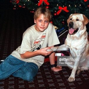 Max Riemelt Instagram - This picture is exactly 20 years old and some of you will know it from last year. ⠀
⠀
This picture from the series „Zwei Allein“ („Two of a Kind") shows year after year how quickly time passes and reminds one to stay grateful and humble.⠀
⠀
Many thanks for your support this year & Merry Christmas to all of you!⠀
⠀
—⠀
⠀
Dieses Bild ist genau 20 Jahre alt und viele werden es noch aus dem letzten Jahr kennen. ⠀
⠀
Dieses Bild von der Serie „Zwei Allein“ („Two of a kind“) zeigt Jahr für Jahr, wie schnell die Zeit vergeht und erinnert einen dankbar und demütig zu bleiben.⠀
⠀
Vielen Dank für Euren Support in diesem Jahr & frohe Weihnachten Euch allen!