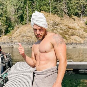 Max Thieriot Instagram - Wifey been using this hair towel thing forever… apparently my hair is finally at the length where I qualified cause they swaddled me up with one on set after finishing a water scene. 🤣😅🤣 felt cute, might try it again later 😘 #mylonghairjustcantcoverupmyredneck #sorryimfun #somewherebetweenThor&chadkroeger #behindthescenes