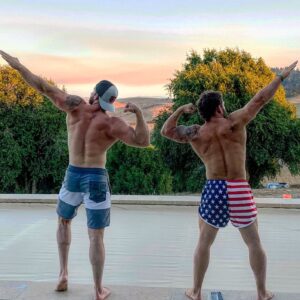 Max Thieriot Instagram - Just a couple dads flexin in the sunset. No big deal 🤷‍♂️ @chadmendes #dadbod #flexfriday #fbf #sunset #flashbackfriday #backday #sorryimfun #fridaymotivation