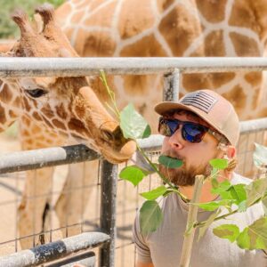 Max Thieriot Instagram - Had the best time at @safariwest with the littles. Here I am sharing a snack with my new buddy 🤣❤️