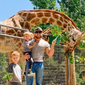 Max Thieriot Instagram - Had the best time at @safariwest with the littles. Here I am sharing a snack with my new buddy 🤣❤️