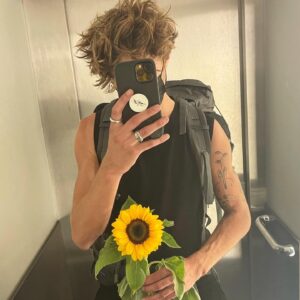 Maxence Danet-Fauvel Instagram - Elevator selfies for life ✌🏼🌻