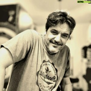 Maxi Ghione Instagram - Dejar sin soltar ese cordón que comidas tantas me dio.
Somos todos ombligos y todo ombligo que la constitución nos constituye a cada quienes de ustedes y cada yo de mi.
Dejar sin soltar la teta que nos creció.
Dejar sin soltar el regazo que calor tanto me dio y que mucho de hoy soy y mucho de hoy son.
Dejar sin soltar la cuna del carpintero y los peluches de los pelucheros. 
Dejar sin soltar es matar lo que nos hizo ser hoy,
lo que nos hizo ser,
y lo que seremos mañana,
soltar es abandonar,
es nueva cuenta y su borrón. 
Yo dejo, 
no suelto nada de aquello mucho,
que herramientas sobran  para escribir,
sobran para morir sin temer, 
No hay que soltar,
hay que aferrarse a la raíz que nos perpetua y vemos adelante en cada ruta que,
zigzagueando, 
nos lleva hacia donde nos  dirigimos como buenos mortales,
y cada quien sabe cual es cada rumbo a rumbear.
Dejo sin soltar y
el camino me lleva solo,
sin brújulas,
sin nada más que aquella mano sin soltar.
.
Y YO SIGO BUSCANDO PREGUNTAS A LAS RESPUESTAS QUE ESTÁN A LA VISTA. ¿VIERON? LAS PREGUNTAS SON MAS DIFÍCILES QUE LAS RESPUESTAS 

.
#launo #literatura #literaturaLibre #LiteraturaDeBarro #MaxiGhione 
#poesia #cuentos y cosas dulces.

GRACIAS POR LEERME 💜