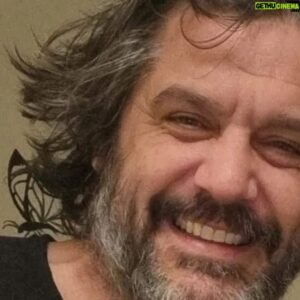 Maxi Ghione Instagram - En la quietud de la paz me estoy mañana.
No hablo de paz de guerra.
Tampoco hablo de María Paz, aquella mujer que me miró y se fue. 
No hablo del café La Paz.
Hablo del sosiego, de la tranquilidad y lo apacible, paz del peso muerto, paz de meta o de cima, paz perpetua que me arrulla mañana.
Paz de muerte inquieta y viva.
Paz de Pax.
Paz de cuerpo etéreo en paz de todo.
Paz que no piensa.
Paz que no siente.
Paz que sólo contempla. 
Paz en mi, y la fuerza en vos.
Eso, en mi la paz.
Mañana...
.

.
#LiteraturaDeBarro #6689714 #MaxiGhione