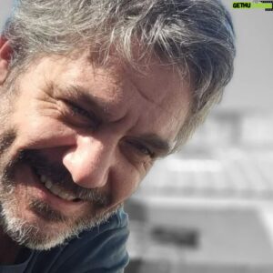 Maxi Ghione Instagram - Gracias a todos por los saludos llenos de felicidad que recibí por mis 50 años por estos lados.
Agradecer a mis padres por haberme acercado hasta acá. 
A mi familia toda.
A mis amigos que hacen que las penas duelan menos y las alegrías se exacerben.
A mis amores.
Cincuenta años de dulzura.
Cincuenta años de brutalidad. 
De pérdidas y pérdidas.
Cincuenta años de ir recolectando afectos.
De ganancias y ganancias. 
De ciudades distintas, de caballos, de guitarra y asados.
Gracias por todo lo mucho de lo poco que tuve la dicha de vivir.
Gracias a ustedes también, por ser quienes alegran mis días con sus palabras.
Gracias a todos mis hermanos de la francmasonería por hacerme sentir que no estoy solo.
Gracias a Ana Carolina por traer a nuestro hijo Juan a este universo.
Aquí comineza el cambio hacia lo mejor. 
.
#50Años