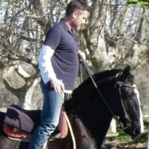 Maxi Ghione Instagram - 👇👇👇👇👇👇👇👇👇👇👇👇Caballos tuve seis,
El Mimo, Javier Quinteros, Princesa, Chavela, Pampita, y el subversivo Cirilo. 
Pero caballo como Tornado, a mi tiempo no ha llegado su algún potrillo como él, con su malacara pintada en la frente, sus patas flotabando, sus crines de plástico y tres margaritas colgando en los estribos.
Tordillo su pelaje y una alzada de metro y cachito.
Un viejito con un mate amagaba para que le robe su bombilla y si no la cazaba, me regalaba igual dos caramelotes de cereza.
Le puse Tornado porque no se porque. 
Después crecí y tuve cuatro Ferraris que coleaban y viajaban desde el baño hasta la sala.
De Tornado no supe nada,
capaz que el pingo se mudó de calesita, 
capaz que el pingo se murió de calesita
...subiendo y bajando,
al Antón Pirulero o a la amada María Elena.
Las Ferraris las tengo, le faltan las ruedas.
Que linda vida de cowboy viví en mi amanecer.
Que lindo fue.
Voy a pagar la factura de mi teléfono, tengo miedo a que me
corten el servicio.
Que lindo fue.

.
#LiteraturaDeBarro #MaxiGhione