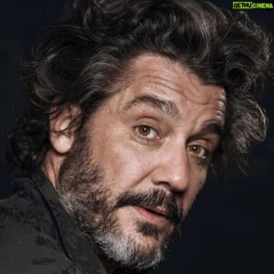 Maxi Ghione Instagram - Uso esta foto porque me parezco a Al Pacino y porque no sabía que foto poner con el pretexto de mostrarles la carta que le escribió mi bisabuelo a mi bisabuela, en esa carta se le declaró,  o se la encaró,  o le tiró los galgos. Lo cierto es que si esa carta no hubiera sido escrita, mi hijo no existiría, ni mi mamá habría encontrado el amor de mi papá.  Sin esa carta, en mi casa viviría otro inquilino. El banco tendría un acreedor menos, el chino de mi barrio estaría en bancarrota, y mi abusador tendría una víctima menos en su conciencia enferma. 
Tampoco mis gatas tendrían dueño, y en esta cuenta de instagram diría: 
 "usuario no encontrado"
.
Acá les va :

Estimada Rosa, quizá sorprenda a usted  esta carta, pero cuando sepa su objeto, creo la encuentre natural.
Le doy gracias por su obsequio al cual estimo como en él me lo dice.
Si bien es cierto que la veo muy a menudo en casa, no tengo momentos libres para poderle hablar sin testigos. 
Ahora bien, mis intenciones son las más sanas que puede sentir un hombre por una joven. Así le ruego, quiera dignarse responderme para saber a que atenerme. 
Esperando con ansias su contestación,  soy de usted, y su seguro servidor que besa su mano.

Romeo Ferrandi 
Octubre 23/885

Eso, había que tener huevos para escribirle esta carta a la hija de un amigo. Y hoy también hay que ser cojudo, como mi nonno. 

De Romeo Ferrandi a Rosa Laureri,
dos de mis ocho bisabuelos. 

#Amor 

No la escaneo porque está muy viejita, y me dijeron que no la saque de su sobre, se están apagando las letras, o se están alejando ellos...vía la tinta.
.
Mi otro bisabuelo, el que llegó desde Piemonte a Rafaela, el que  trabajaba en el  taller de la hija de un tal Garibaldi,  Massimo Ghione, cuando se refería a mi otra bisabuela, Adela Tappone, le decía "corazón de mi corazón" 
(esa se lo robó a Shakespeare, pero hago la vista gorda)
.
Y después me dicen que soy cursi, no entendieron nada.
"El fruto no cae lejos del árbol" 
.
Chau, me voy a dormir, que tengan un lindo martes.
Usen bufanda.

.
Lo de Pacino fue en joda, soy más tirando a un primo de Al Pacino, que también es de apellido Pacino.