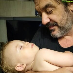 Maxi Ghione Instagram - Estos son los tesoros mas valiosos, los que tenemos que poner toda nuestras atenciones, todos los cuidados, todos los amores.
Estos son los verdaderos tesoros de la humanidad porque de ellos depende el planeta, la posteridad, la unión y de ellos depende el legado que ellos mismos dejarán a sus sucesores.
Facundo ya sabe caminar, se tropieza y se levanta.
En un verano sabrá hablar, se equivocará y volverá a hablar.
En dos veranos, Facundo sentenciará y mirará con firmeza.
En diez o veinte o treinta veranos, Facundo leerá esto talvez, y ahí sabrá con certeza que en algún momento él fue parte del tesoro más valioso de la comunidad universal. 
Pero estemos atentos a todos los tesoros del mundo, no nos distraigamos con idioteces.
.

Ah... ¿quien es? 
mi sobrino, el del lado norte de mi vida.
:.
#Facundo #familia @florpiccione_ 
#bahia #bahiablanca 
.
Enero 1/2023
08:20 hs a.m.
.
Mucho amor, paz y lo necesario e indispensable para ser felices les deseo.
.
Gracias por estar ahí siempre.
❤️
