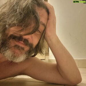 Maxi Ghione Instagram - Cuando quiero escribirte o cuando quiero escribirnos, 
nos pienso en el piso hasta que no se me aguante el cuerpo. 
Justo cuando estoy al borde de la hipotermia, se me sangran palabras, 
y las palabras sangrando,
son las que se escriben hasta morir de hemorragia, 
las que no callan,
las que dicen y
las que te dicen en mi cama, 
donde estás vos esperando con tu sangrita dulce, 
esa que me devuelve la temperatura y me quita muerte.
Esa sangrita que me regresa las palabras que se terminan solas
...con tu sangre,
con el dulce rojo de la sangrita tuya
 ...y pensar que no te conozco,
que no se tu nombre,
ni tu olor,
tampoco sé tu cuello ni tu clavícula.
Mucho sé menos si al menos,
algún día,
leerás esto.

#MaxiGhione 

#LiteraturaDeBarro 
@adrianatombolini
#ATcomunica 
@comunicacionlecturaescritura 
@ofiuco314 
#DelBarro