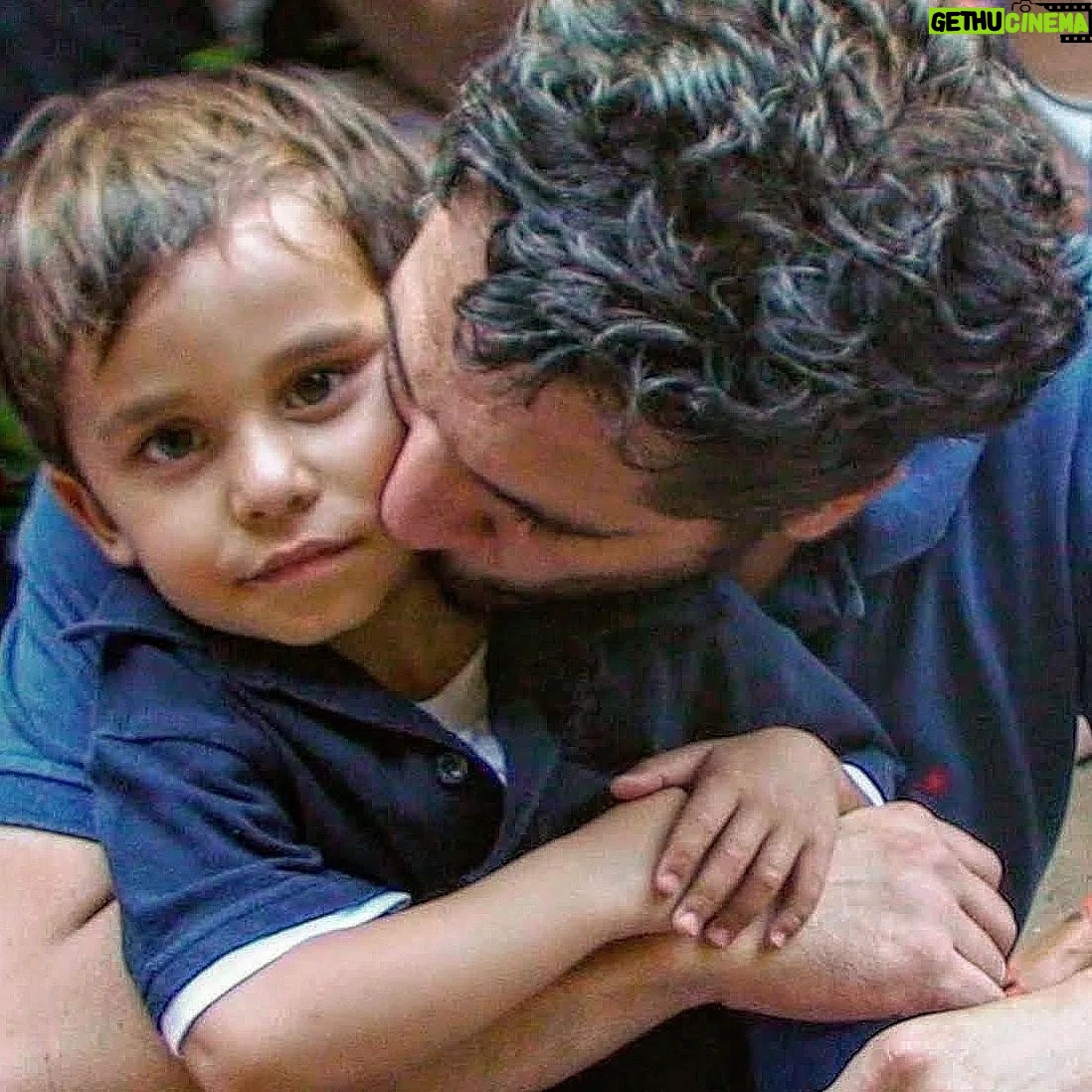 Maxi Ghione - 1.4K Likes - Fueron tantos besos que se me perdieron en la cuenta sin contar.
Tantas cosquillas hasta quedarnos disfónicos.
Tantos desayunos de leche y vainillas.
Tantas charlas.
Tantos intentos sosteniéndonos de nuestras manos para ayudarte a caminar.
Algunos berrinches tuyos y míos.
La rama nuevita del árbol casi seco,
la rama fuerte que sentencia.
Ese tronco que enfrenta y se defiende.
Ese cachorro que se hizo alto.
Ese peluche que quedó en el medio de tu cama solito y que día a día lo espío por la cerradura de tu puerta.
Esa puerta cerrada y vacía de vos.
Esa puerta cerrada y llena de recuerdos.
Ese saber de sopetón tus miedos,
tus palabras calladas que nunca me dijiste. Ese nunca imaginar que algún día ibas a irte de mi vida.
Ese querer volver el tiempo atrás para poder empezar de nuevo y que me vuelvas a extrañar.
Ese no poder más con mi corazón roto por mi, y ese respetar tu tiempo incierto. Ese no saber si volverán tus abrazos a mis abrazos, y aquellas vainillas, y aque t-rex, y aquel Chimuelo entrenado por el vikingo.
Lo se, hijo.
Pero lo sé ahora, siempre llego tarde.
Que raro, siempre llego tarde aún yendo apurado.
Dejame volver a amanecer en tu vida.
Tu miedo es mi miedo.
Tu dolor es mío.
Los errores son míos
...dejame repararlos y seamos lo que fuimos en los tantos momentos dulces.
Esos momentos en el mar, en las mariposas de las cataratas, en el hielo de la pista de tus patines.
En la nieve.
Me estoy desintegrando, mi niño, me estoy muriendo de sopetón.
Me estoy haciendo agua.
Si, me estoy muriendo de a poco.
Perdoname.