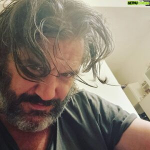 Maxi Ghione Instagram - Ramón Barro, amigo mío, indocumentado, lector de Patoruzú.
Ramón Barro está en la sombra de mi cuerpo cuando hay sol, 
y está en el culo de mi botella,
y está cuando se remata la noche y se nace el sol al mismo tiempo que nace el gorjeo de las calandrias.
Ramón Barro está en todos mis lados,
en el aire que se me respira, 
en las señas y en las  morisquetas.
Cuando me lo traje a la ciudad, anduvo en ascensor por primera vez
 ...y lloró, 
Íbamos por el cuarto o quinto piso y no paraba de llorar.
¿Estás emocionado Ramón?
No gordo, 
estoy que me cago encima, 
esto va para arriba, y yo quiero ir para abajo,
donde quema fulero, 
al lado del tipo de rojo, 
el tipo que me enseñó a vivir sin paraguas ni mertiolate,
suerte que no comí nada. 
En la ciudad lo miraban todos,
su ropa, 
sus patas chuecas con el caballo puesto,
su amor con que miraba al general con su sable corvo y su caballo de estatua.
Ahí está la mujer de mi vida, le dije mientras ella salía de la estación San Pedrito. 
Ramón Barro cuando la vio, me dijo que el general eligió a Gregoria porque cuando Gregoria lo miró, 
lo miró para toda la vida.
Pero la mujer que salió de la estación San Pedrito, 
ni siquiera me miró,
no pude mirar si me miró para toda la vida, 
o para todo un rato.
Pasaron treinta años de aquel enredo de sentimientos alborotados, 
hace unos días fui a visitar al señor Barro,
le llevé en un cuadernito sin renglones, todo lo que aprendí de aquella mujer que jamás nunca me vio y nunca jamás la veré 
Mientras Ramón leía se reía. 
Esa es la mujer de tu vida, me dijo.
No busques más y servime vino.
Cada vez que visito a Ramón Barro, vuelvo enojado a la casa mía.
Me amanecí en el colchón hundido, 
y con mi espalda, 
hecha de hernias, 
caminé por la toda  Buenos Aires, 
y no la encontré. 
De aquella mujer aprendí, 
en San Pedrito, 
que el amor duele cuando te flecha aquel idiota que se la pasa tirando flechas,
Y también aprendí a caminar sin parar y con los poros abiertos.

#LiteraturaDeBarro #art #arte #literatura #poesía #poesia #Cuentos #
