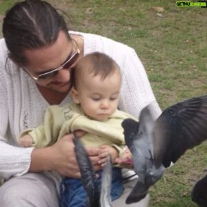 Maxi Ghione Instagram - Es muy rápido todo esto. 
Pasa rápido, mi amor.
Es un estornudo. 
Es un pestañear 
Pasa galopando a galope largo.
Fugaz. 
Te lo dije en rimas, en versos, en abrazos, en besos, y te lo dije en palabras de mi boca y palabras de mi corazón.
Era esto, 
esto más lo que falta.
Lo que es esto es poco y lo que falta es mucho, pero vuela como Superman cuando volaba 
¿Te acordás cuando Superman volaba?
Nosotros volabamos igual.
Te lo dije, mi amor, 
era ésto la vida, mi vida...
un simple charco,
un pastito, 
un pelear y un renacer día a día. 
Un juego peligroso el de vivir, 
y un pan con manteca tan perfecto como el corazón tuyo.
Es la vida la que se llama así. 
Vida.
Vida.
Vida.
Lo más difícil de atravesar, y lo más mágico, y lo más enredado. 
Son ecuaciones que no cierran y son resultados inexplicables y resultados no resueltos.
Era difícil, te lo dije.
Acá estoy a tus órdenes 
...para cuando necesites andar sin cuidado.
Felices 16 años, mi amor.
Hay que atinarle al blanco, yo estoy acá...en el catalejo.
Te amo, Juan.

#HombresGhione #PadreEHijo #HijoEPadre #Juan #Amor 
mayo 11/ 2022