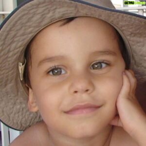 Maxi Ghione Instagram - Es muy rápido todo esto. 
Pasa rápido, mi amor.
Es un estornudo. 
Es un pestañear 
Pasa galopando a galope largo.
Fugaz. 
Te lo dije en rimas, en versos, en abrazos, en besos, y te lo dije en palabras de mi boca y palabras de mi corazón.
Era esto, 
esto más lo que falta.
Lo que es esto es poco y lo que falta es mucho, pero vuela como Superman cuando volaba 
¿Te acordás cuando Superman volaba?
Nosotros volabamos igual.
Te lo dije, mi amor, 
era ésto la vida, mi vida...
un simple charco,
un pastito, 
un pelear y un renacer día a día. 
Un juego peligroso el de vivir, 
y un pan con manteca tan perfecto como el corazón tuyo.
Es la vida la que se llama así. 
Vida.
Vida.
Vida.
Lo más difícil de atravesar, y lo más mágico, y lo más enredado. 
Son ecuaciones que no cierran y son resultados inexplicables y resultados no resueltos.
Era difícil, te lo dije.
Acá estoy a tus órdenes 
...para cuando necesites andar sin cuidado.
Felices 16 años, mi amor.
Hay que atinarle al blanco, yo estoy acá...en el catalejo.
Te amo, Juan.

#HombresGhione #PadreEHijo #HijoEPadre #Juan #Amor 
mayo 11/ 2022