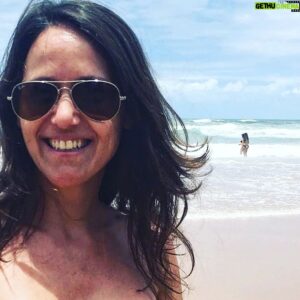 Maxi Ghione Instagram - En las fotos: mi mamá, mis hermanas, y la enorme Teresa.
Les dedico estas palabras que alguna vez las nací en mi libro.
.
Donde se nace es mujer.
Mi país es una mujer linda con todos los olores, formas y sabores.
Todos los continentes son mujeres.
La cama es mujer.
Las sábanas son mujeres.
Las poesías son ellas.
La tierra, las estrellas, la luna en todas sus formas.
La tormenta es una mujer.
Las raíces son mujeres.
La cultura, la cancha, las calandrias, las acacias, las ramas, las tostadas y la mermelada, todo lo que me gusta es mujer. Las canciones son mujeres.
La palabra patria es mujer con nombre de varón afeminado.
Las almendras, la nieve, las nubes...todas mujeres.
La elevación, la sensibilidad.
La calidez del útero y la leche de la teta, todo es mujer.
La inteligencia es bien mujer.
El universo es un varón torpe, atolondrado y bruto que no sabe que carajo hacer con tanta belleza ...y la belleza es mujer.

Día internacional de la mujer, a todas ustedes.
"de Florida con amor" 
.
#8m
.
.
.
Edité la publicación porque en la original dije "feliz" y no. Es "conmemoración" de feliz no tiene nada. Es así. Y no me gusta herir susceptibilidades. 
Fue una tragedia que repudio.
Hoy lo celebro porque gracias a aquellas mujeres, hoy, las mueres usan los derechos que hasta aquella tragedia no podían. 
Así que si...les deseo que además de conmemorar, sean felices EN HONOR A AQUELLAS MUJERES.

Dove si nasce é donna.
Il mio paese é una bella donna con tutti i suoi profumi, forme e sapori.
Tutti i continenti sono donna.
Le lenzuola sono donna. 
Le poesie sono loro.
La terra, le stelle, la luna in tutte le sue forme. La tempesta é una donna.
Le radici sono donne, la cultura, le viole, la marmellata... tutto ciò che mi piace é donna. Le canzoni sono donne.
La parola patria é donna con nome di uomo affeminato. Le mandorle, la neve, le nuvole...tutte donne.
L'elevazione, la sensibilitá. L'intelligenza e donna. 
L'universo é un maschio maldestro, bruto che non sa cosa cazzo fare davanti a tanta bellezza...e la bellezza é DONNA.

#mujer #diadelamujer #diainternacionaldelamujer #mamá #amiga #hermanas #abuela #primas #vecinas #colegas